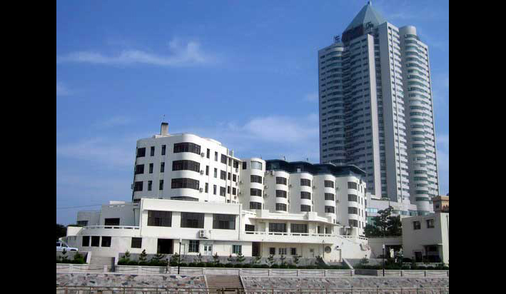 August 2005. The Donghai International Hotel, built in the 1990s at the side of the old Donghai Fandian, is an imposing structure of 35 floors with a total of 370 guest rooms and suites, all with a beautiful sea view. We recommend it.