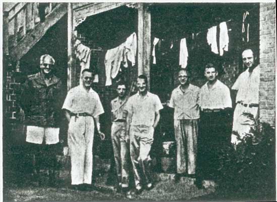 Nos abbés au camp de concentration de Weihsien en Chine